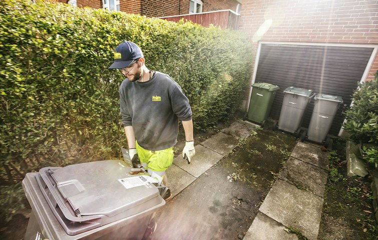 affaldssortering Affaldsbeholder fra bolig bliver tømt af renovationsarbejder