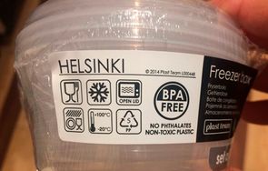 Plastbokse med etiket, der viser, at de kan tåle varme op til 100 grader