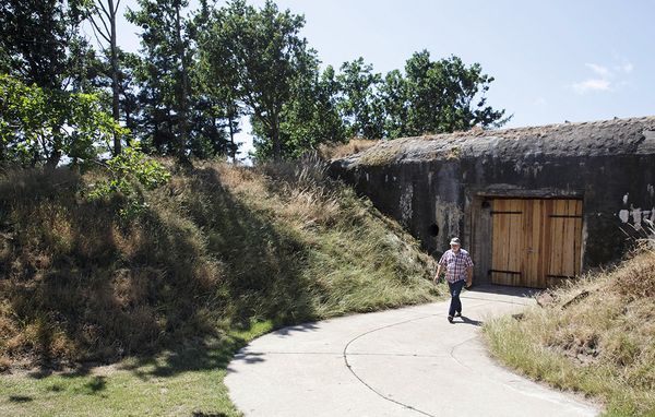 Ingvard Jensen går væk den ene bunker, der har store, massive trædøre