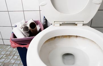 Toilet med brune striber, der består af kalk og jernforbindelser.