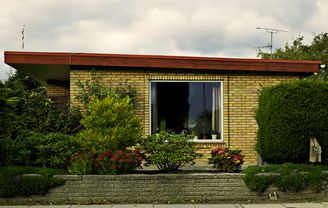Typehusets have vil typisk være indrettet, så den afskærmer huset fra vejen.