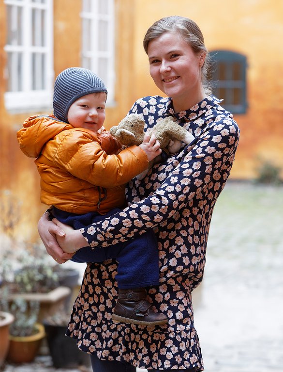Mor og barn foran fredet lejlighed på Christianshavn