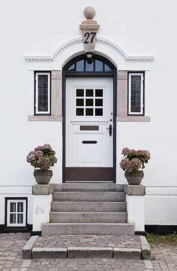 Patriciervilla med pompøs indgang.