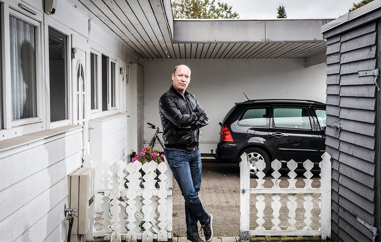 38-årige Peter Olsen står foran sit første hus i Allerød.