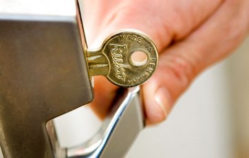 Dørlås Gamle låse kan nemt bankes op af en rutineret indbrudstyv.