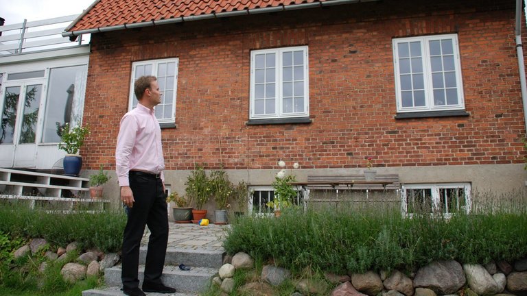 Ejendomsmægler vurderer hus - de nye ejendomsvurderinger vil ske helt digitalt
