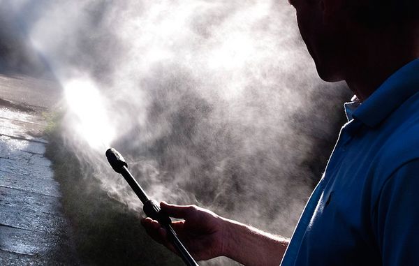 En højtryksrenser kan ikke tåle frost. Du må derfor ikke anvende den ved temperaturer under 0 grader - og lader du den stå udenfor en kold vinterdag, risikerer du, at højtrykspumpen frostsprænges. Foto: Tommy Vering