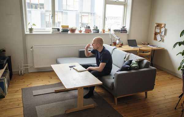 Kan man leve på fem liter vand om dagen? Benjamin må kun bruge fem liter vand om dagen.