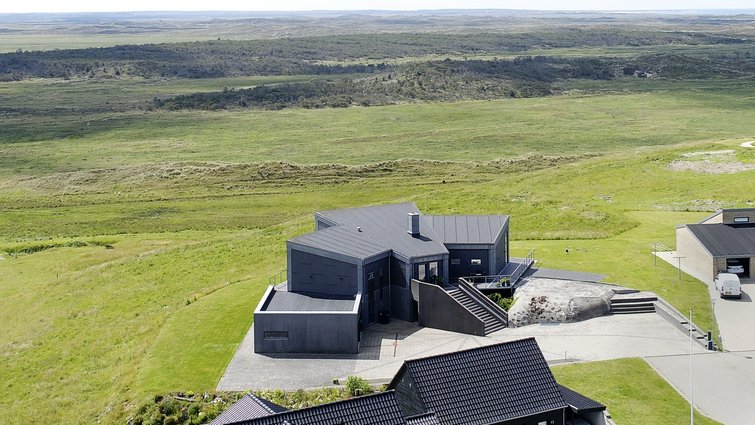 Dronefoto af huset i Hanstholm med Nationalpark Thy i baggrunden Billedtekst: Der er rig mulighed for at se på krondyr, når de vandrer forbi