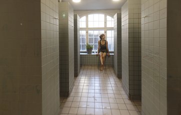 Emilie Zølner-Markussen i baderum i Regensens kælder
