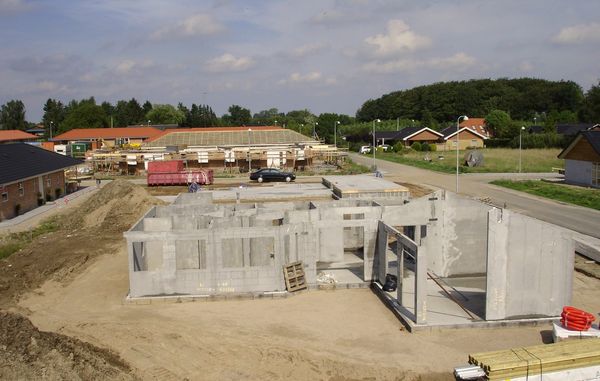 Letklinkerbetonelementer rejst i stueplan.