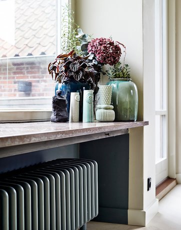 Den nye radiator er malet i en mørk farve, der får den til at træde mere i baggrunden. Foto: Christina Kayser Onsgaard