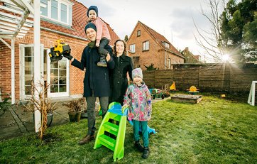 Familien Madsen foran deres nybyggede hus