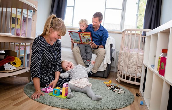 Indeklima-familie Familien med to voksne, Oskar på 4 år og Vilja på 1 år, på børneværelset.