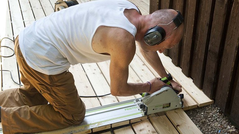 Mand bygger træterrasse