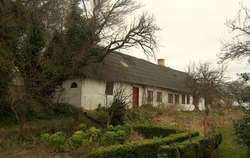 Landhus med tegltag i stedet for det oprindelige stråtag.