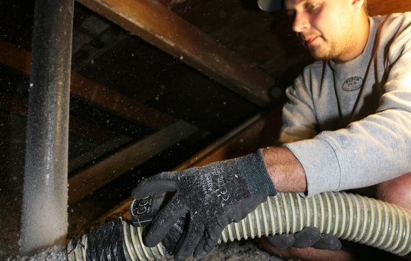 En af de største gevinster på varmeregningen kan hentes hjem ved at efterisolere loft og tag.