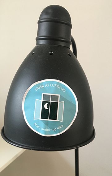 Indeklima-klistermærke Klistermærke, der minder om at huske at lufte ud for at sikre et godt indeklima, sidder på en lampe.