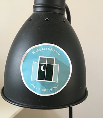 Indeklima-klistermærke Klistermærke, der minder om at huske at lufte ud for at sikre et godt indeklima, sidder på en lampe.