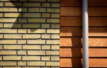 Facade af mursten og cedertræ