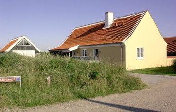 Hus med pudset facade.