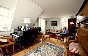 Tæpper dæmper lyde og holder på varmen. Men de samler også støv.