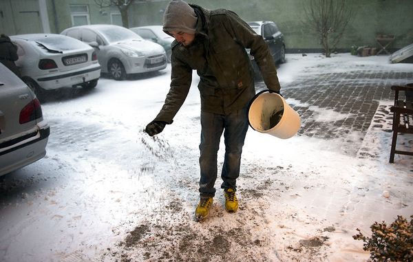 Hvordan skal jeg bruge grus mod sne?
