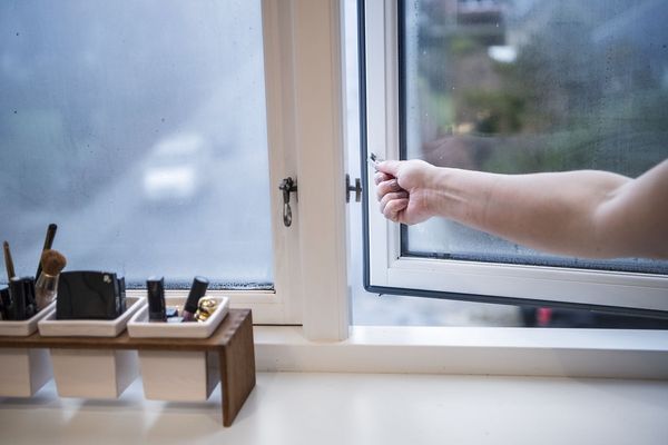 Duggede vinduer på badeværelse åbnes