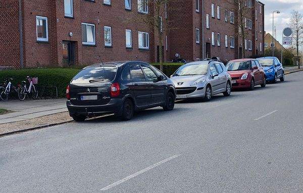 Ulovlig parkering imod vejens køreretning