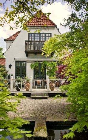 Huset er fra 1918 og er opført i klassicistisk stil.