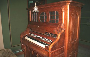 Harmonium fra USA indbygget i skab
