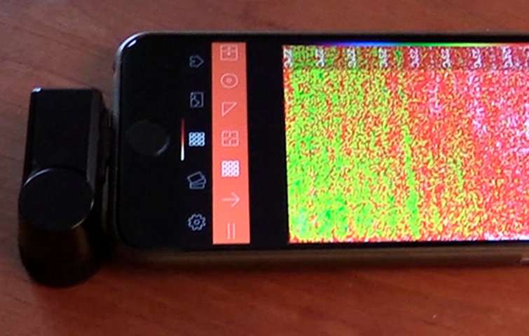 termografering8 Termokameraet Seek Thermal Compact XR sidder i en iPhone
