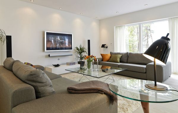 dagligstue med sofaer, bord og fjernsyn