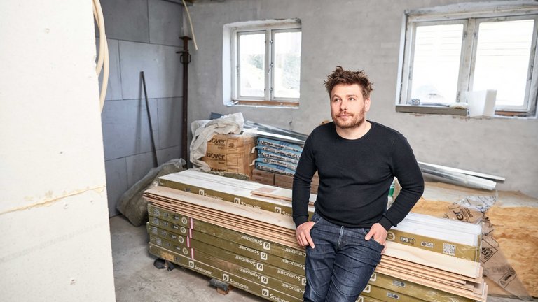 Byggematerialer lå klar i kælderen, da kraftig regn gav oversvømmelse.