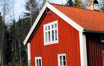 Klassisk svensk ødegård med listebeklædning.