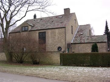 Den funktionelle villa er enkel, men har stadig et par raffinerede detaljer.