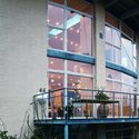 Hus med cirkler og buer på trekantet grund
