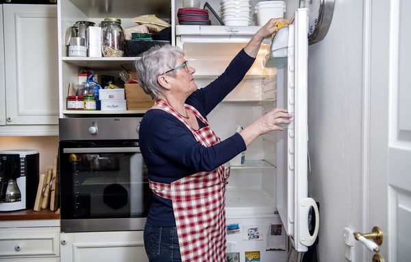 Rengøringsekspert gør køleskabet rent