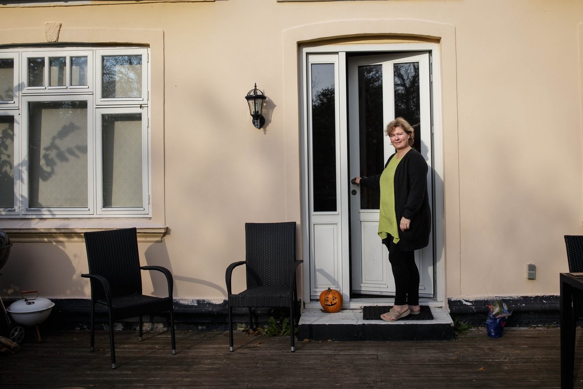 Susan Svensson foran sit hus i Anholt by