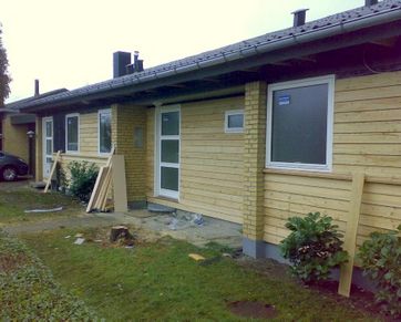 Eksempel på hus med facade der er blevet efterisoleret udefra.