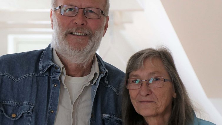 Marianne Albertsen og Steen Kjærsgaard stående i egen stue i Kamelis Hus