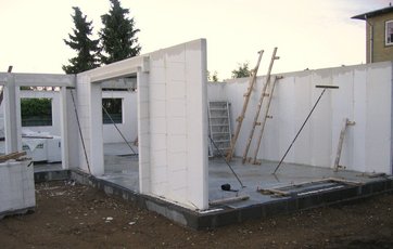 Bagmure i gasbeton våde efter regn-
vejr. Foto: BYG-ERFA