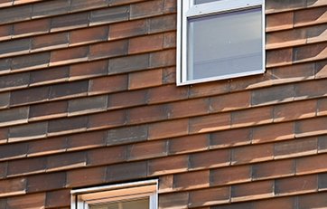 Hus med beklædningstegl Beklædningstegl på bygning.