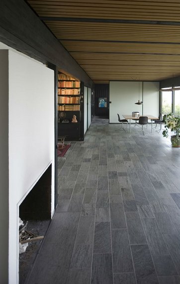 Stue i streng modernistisk stil