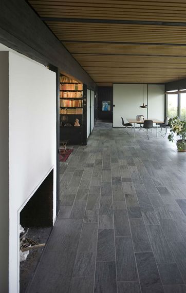 Stue i streng modernistisk stil