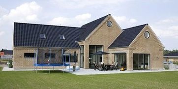 Specialtegnet parcelhus i gule mursten