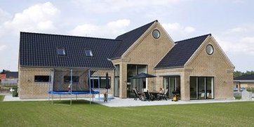 Specialtegnet parcelhus i gule mursten