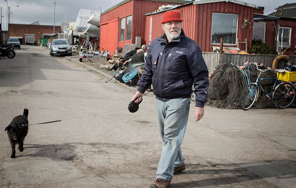 Gert Sømand i snak med andre beboere i Sydhavnen