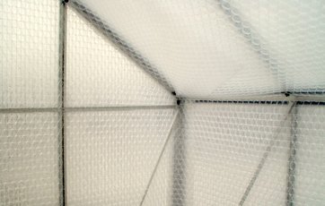 I drivhuset er der opsat bobleplast på indersiden af drivhusets glas.