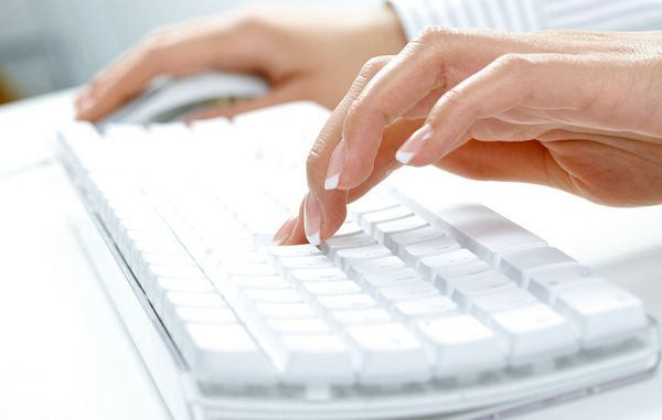 hånder der over tastatur
